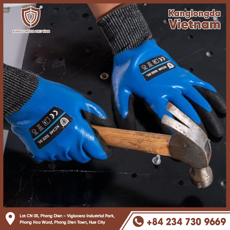 Non-slip gloves support strong force when using a hammer.