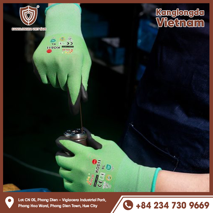 Non-slip gloves increase grip when screwing accurately.