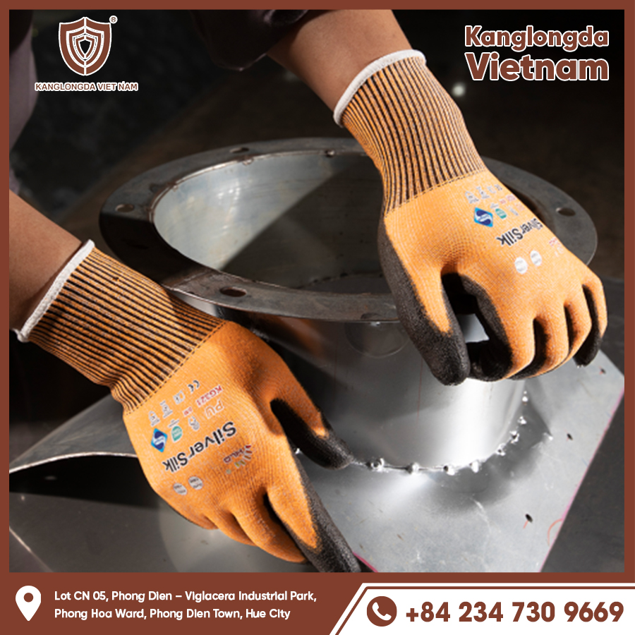 Anti-slip gloves protect hands when working with sharp iron pieces.