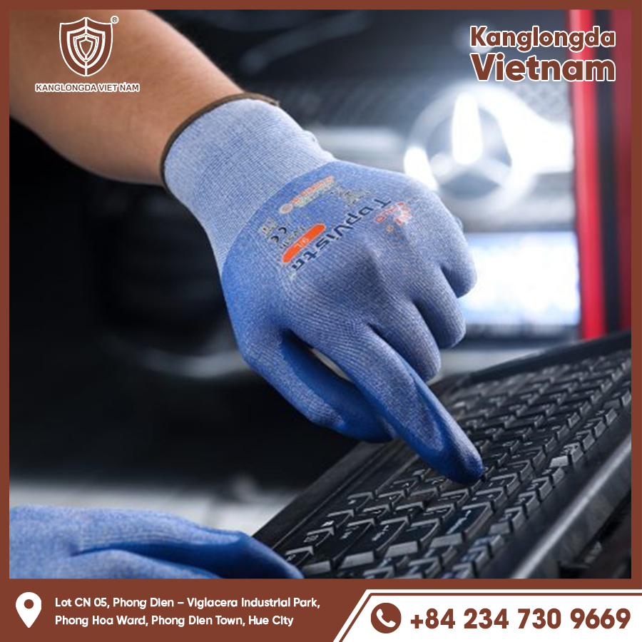 Thin, light gloves with good touch sensitivity make typing on the computer easy.
