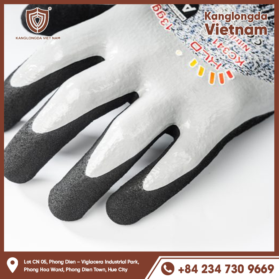 Gloves with palm protection against scratches and impacts during strenuous activity.