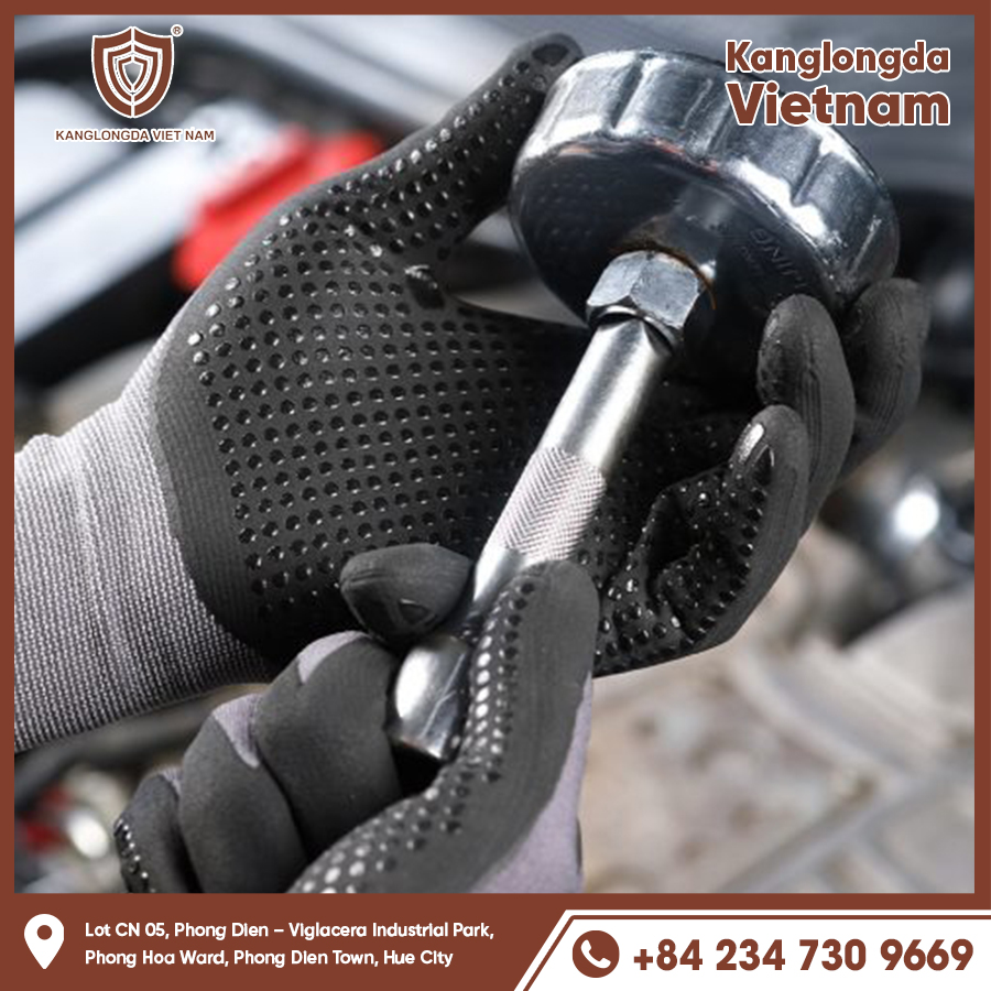 Firmly padded gloves help hold iron objects safely and durably.