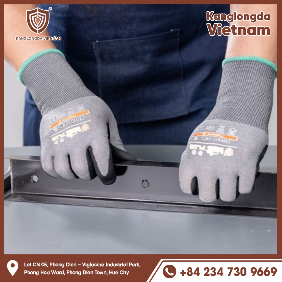 Anti-slip gloves help hold the iron bar firmly and without slipping.