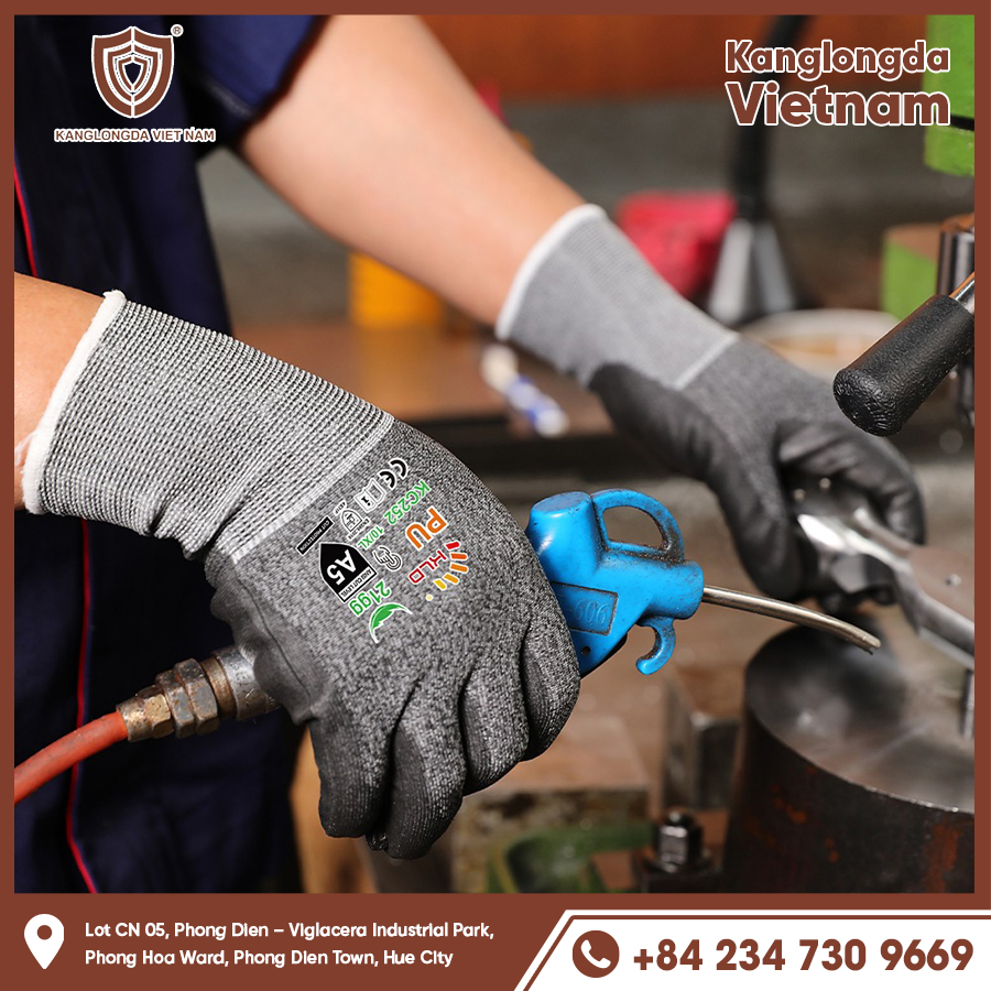 Non-slip and heat-insulated gloves, support safe use of air sprayer.