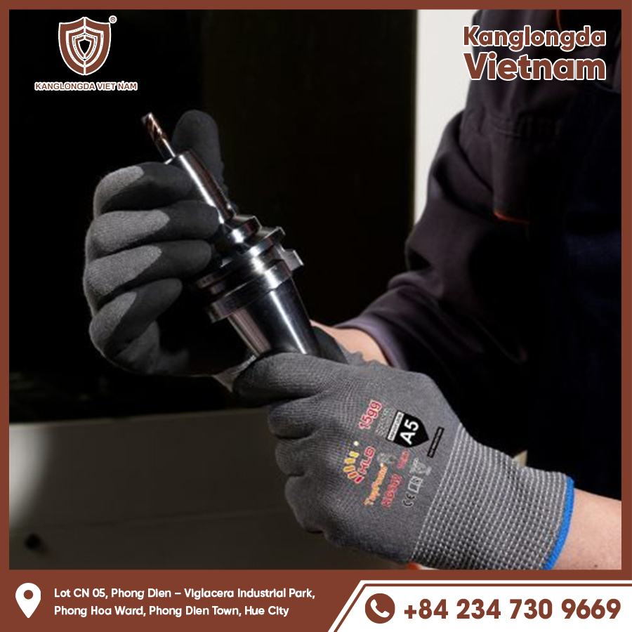 Thick padded gloves, hold firmly and protect hands when holding iron shafts.