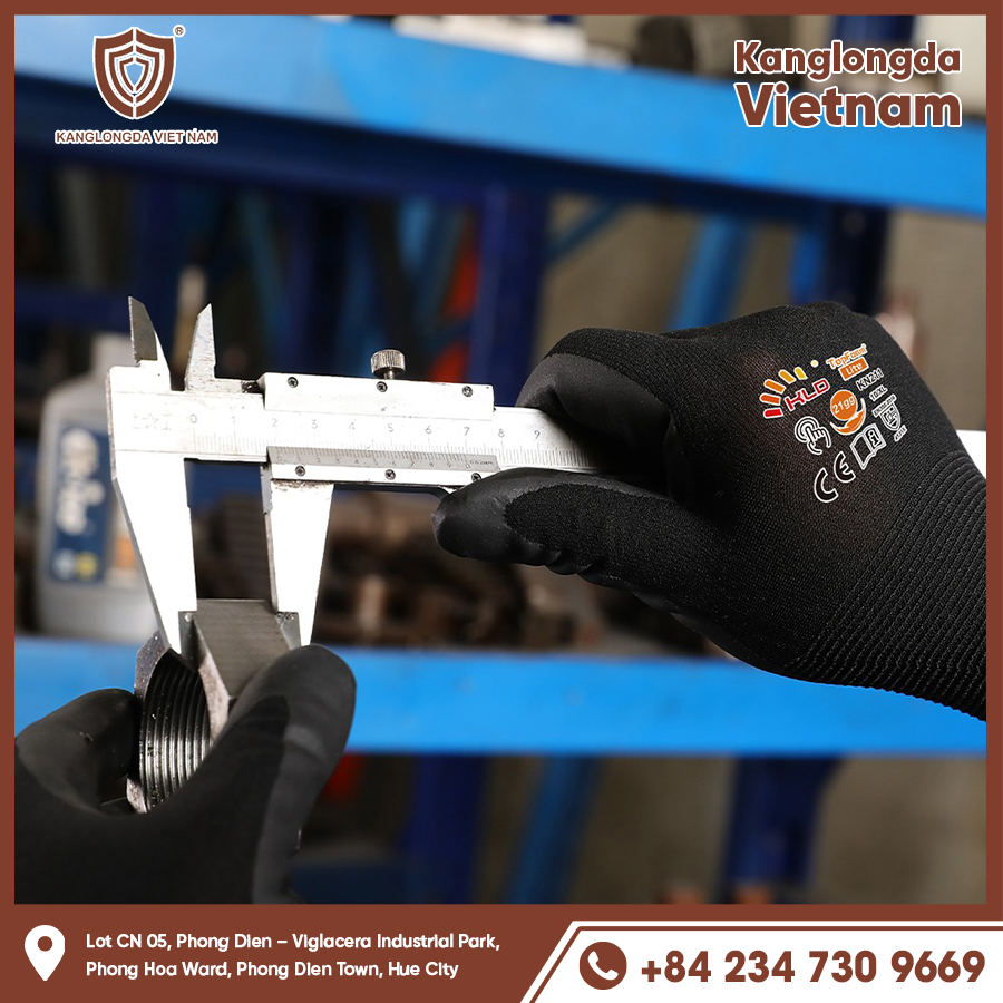 Tight fitting gloves support easy and safe iron measurement.