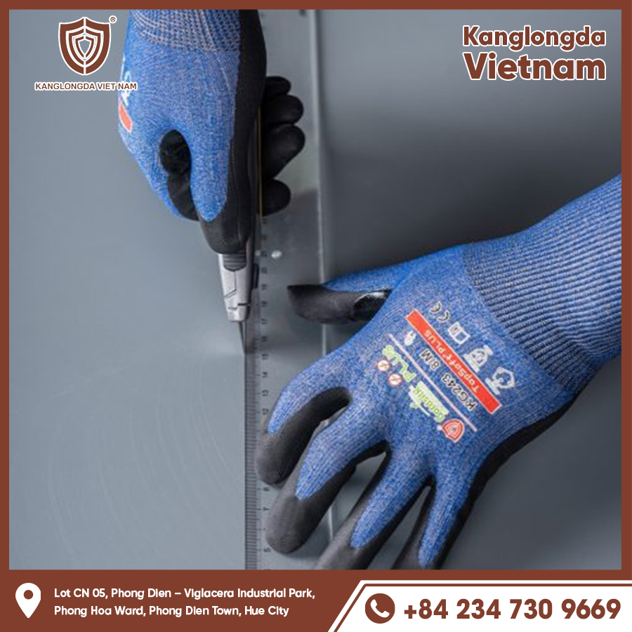 Cut-resistant, abrasion-resistant gloves ensure safety when operating knives.