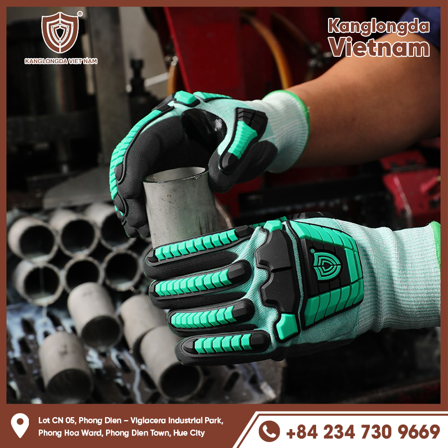 Reinforced gloves protect hands when holding iron pipes firmly.