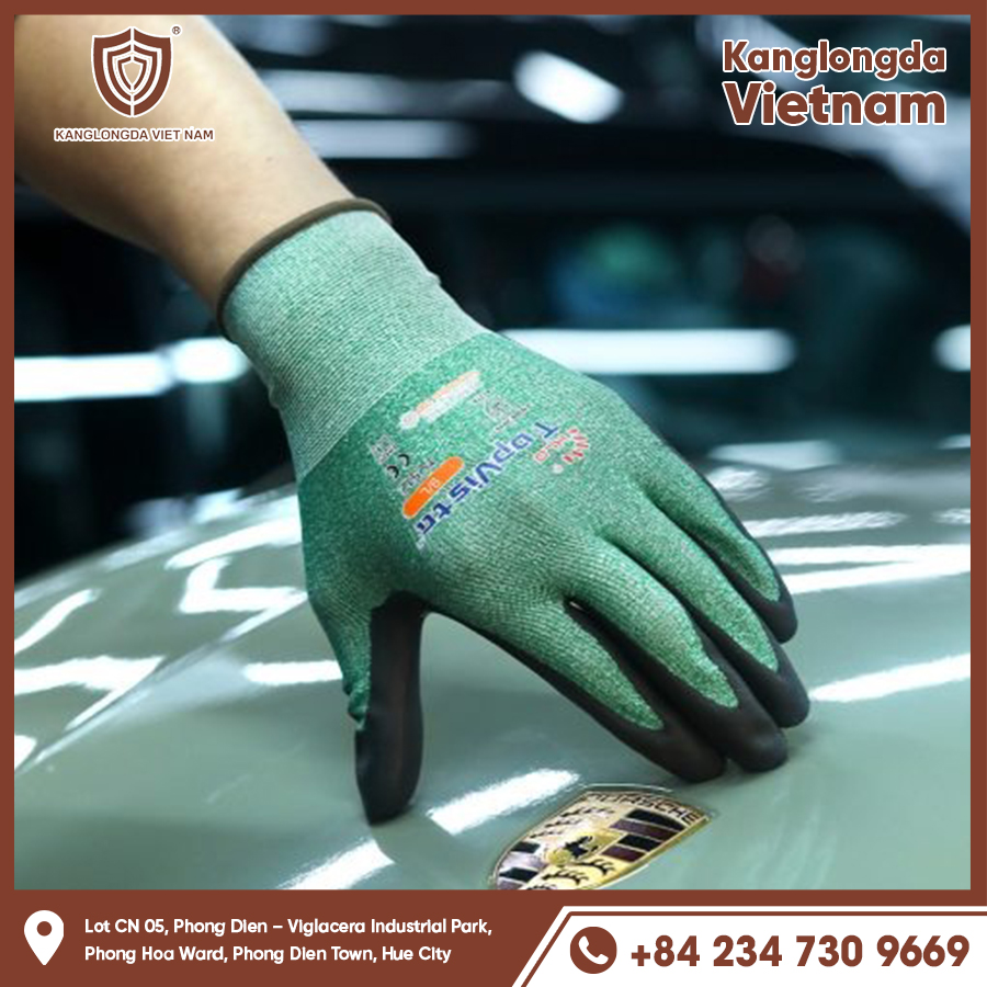 Lightweight insulated gloves protect hands when touching the car hood.