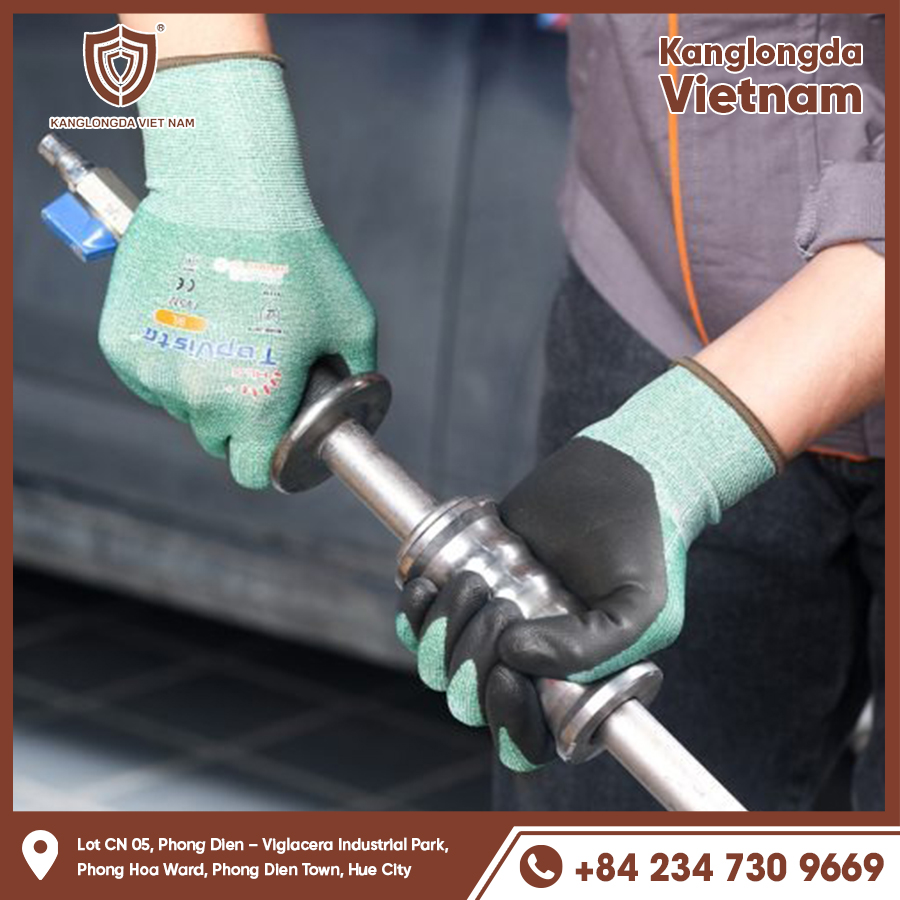 Anti-slip gloves increase grip when holding iron pipes firmly.