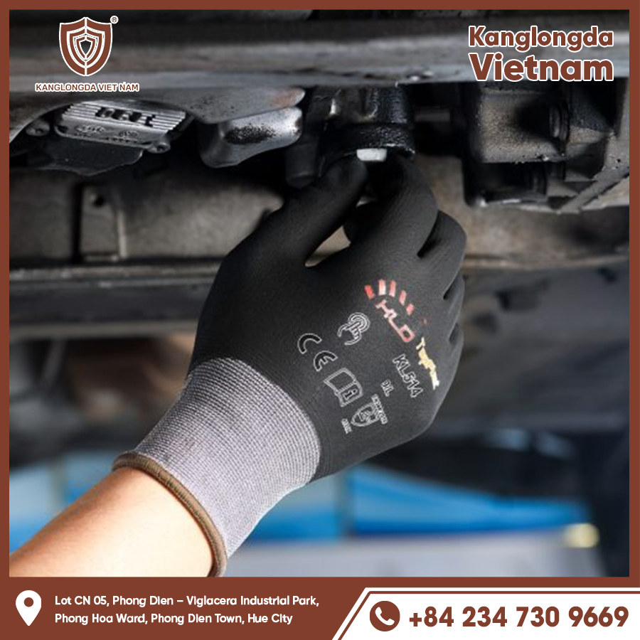 Oil-resistant and tight-fitting gloves support easy opening of oil tank