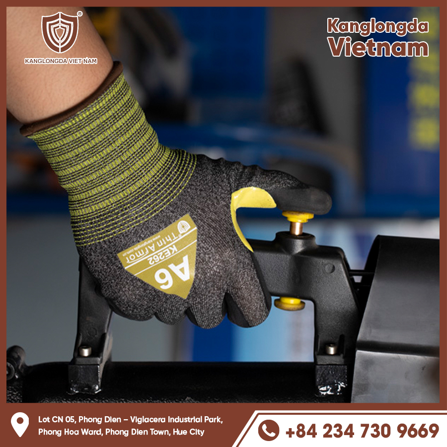 Protective gloves are pressing the device lock button, supporting safe operation