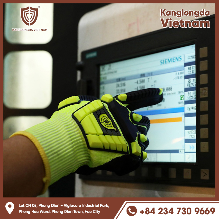 Tight-fitting gloves with good touch sensitivity help to press the controller accurately.